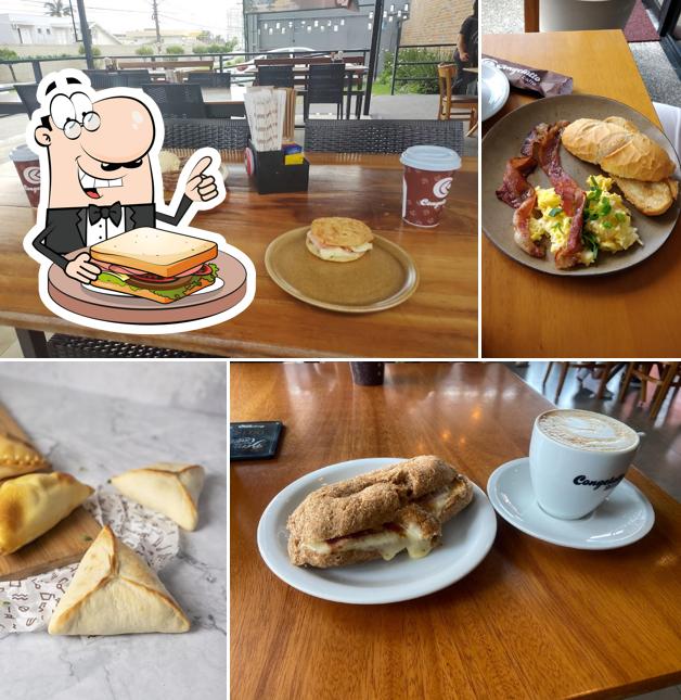 Sanduíches de queijo grelhado em Congelatto Casa Taubate