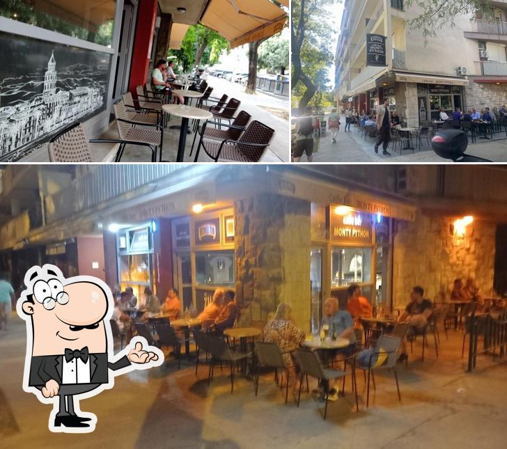 Siediti a un tavolo di Caffe Bar Monty Python