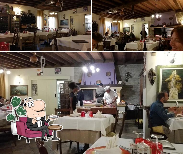 Siediti a un tavolo di La Vecia Scola (Isola della Scala)