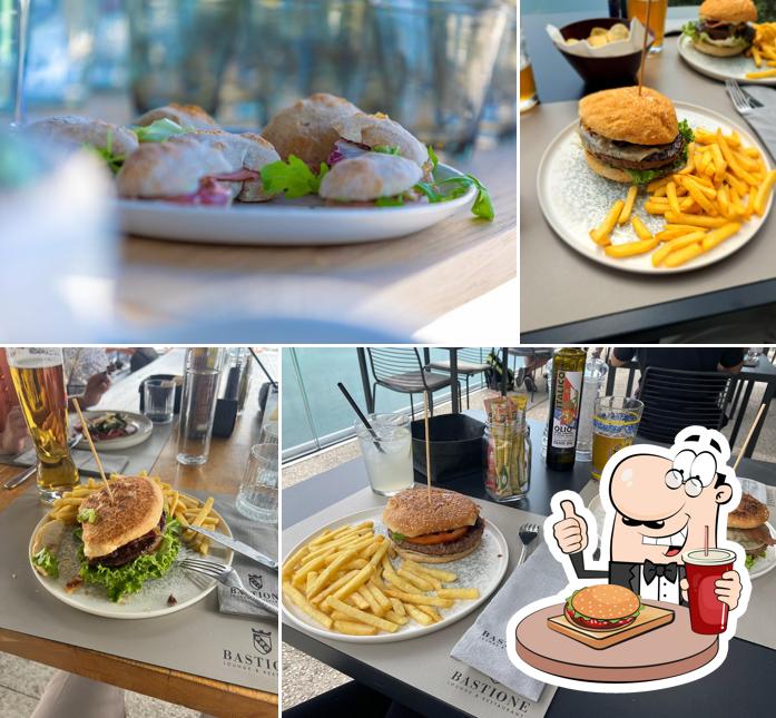 Ordina un hamburger a Bastione Lounge & Restaurant