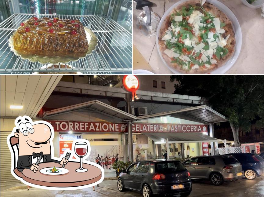 Tra le diverse cose da Glamour Lounge Bar si possono trovare la cibo e esterno