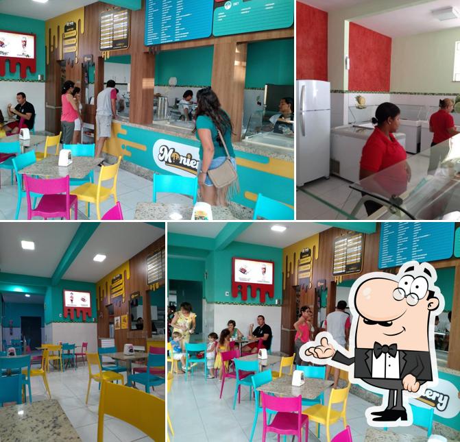 Sente em uma das mesas no Sorveteria Moniery