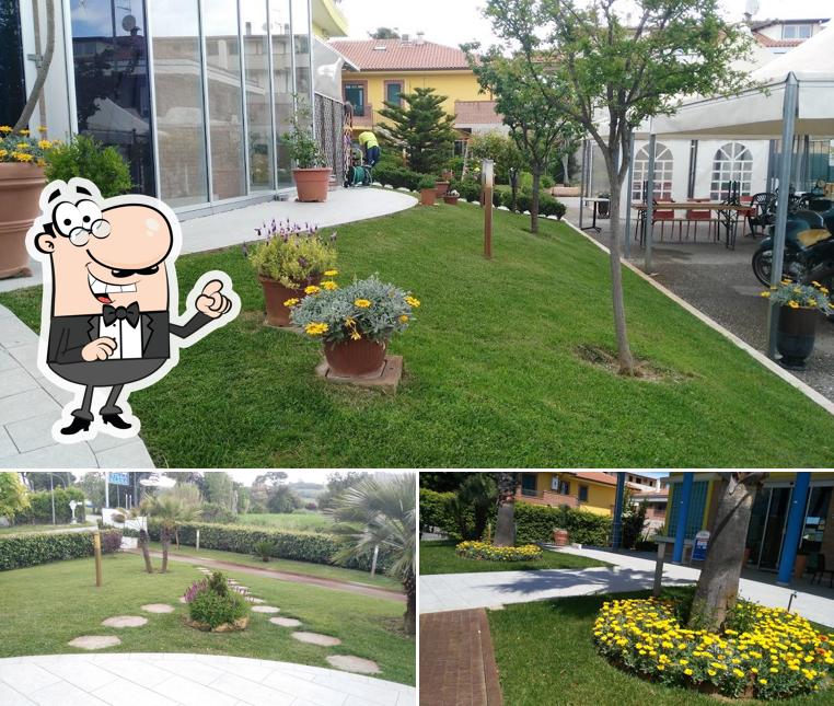 Puoi goderti l'aria fresca da seduto all'esterno di Bar Il Canarino