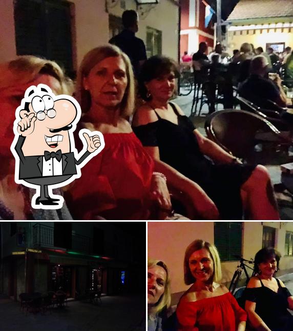 Gli interni di Cafe Bar Red Nose