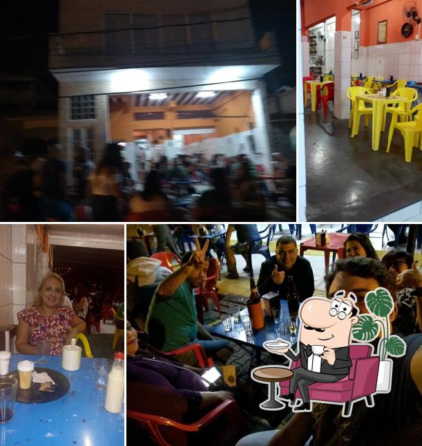 Sente em uma das mesas no Bar do Naldo