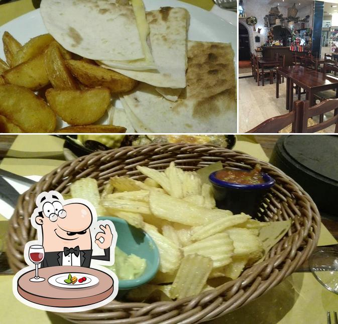 Guarda la foto che raffigura la cibo e tavolo da pranzo di La Cantinetta Messicana