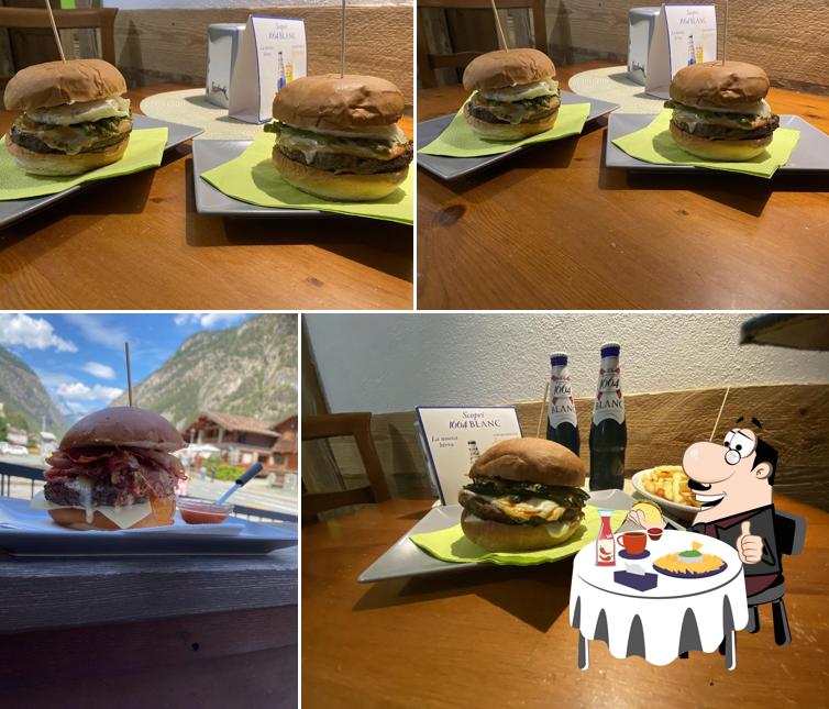 Ordina un hamburger a Bar Meabe'
