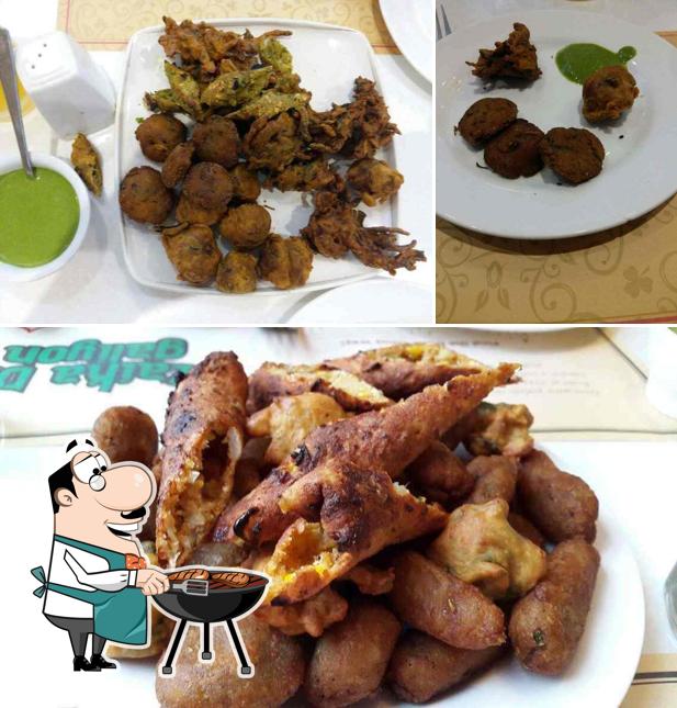 Order meat dishes at Dadu's Purani Dilli