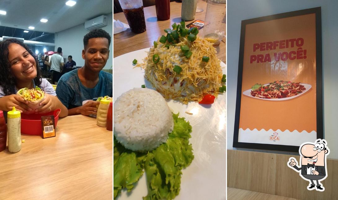 Sente em uma das mesas no Dona Xica food