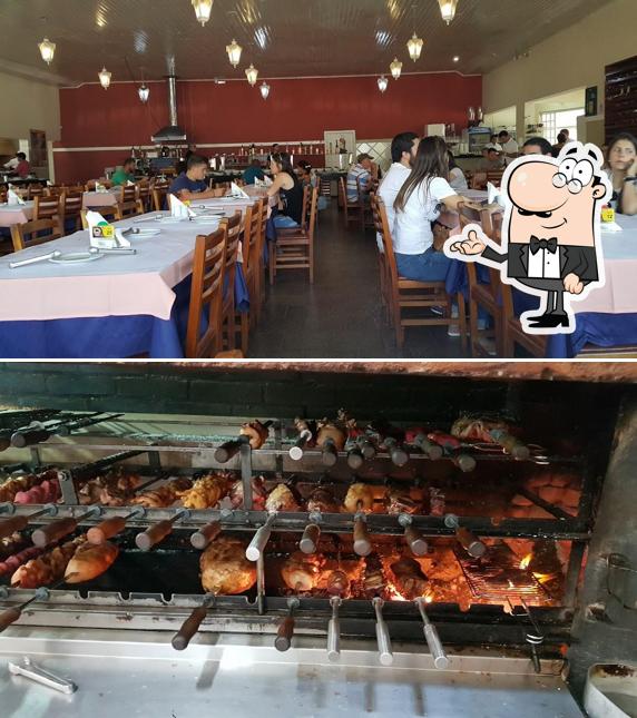 Sente em uma das mesas no Gravetos Valinhos, Churrascaria e Cervejaria