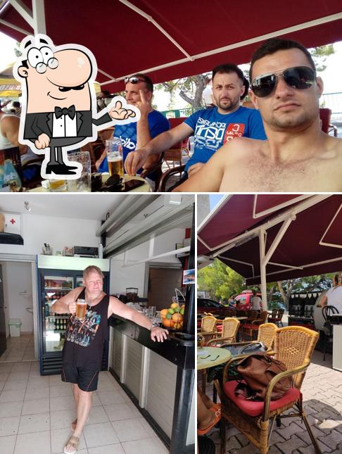 Dai un'occhiata agli interni di Caffe Laguna, Baska Voda