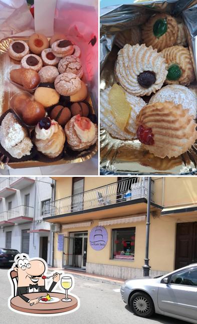 Pasticceria Ienuso Giuseppe si caratterizza per la cibo e esterno