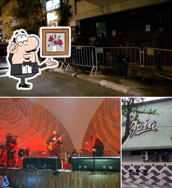 Sente em uma das mesas no Cine Joia