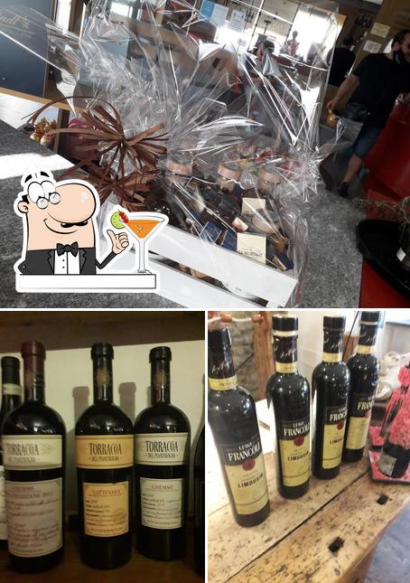 Questa è la foto che mostra la bevanda e interni di Caffè in piazzetta