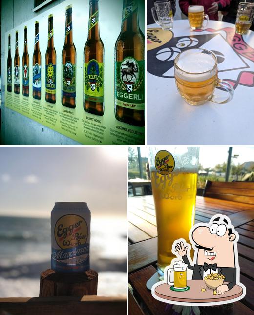 Puoi prenderti un rinfrescante bicchiere di birra chiara o scura