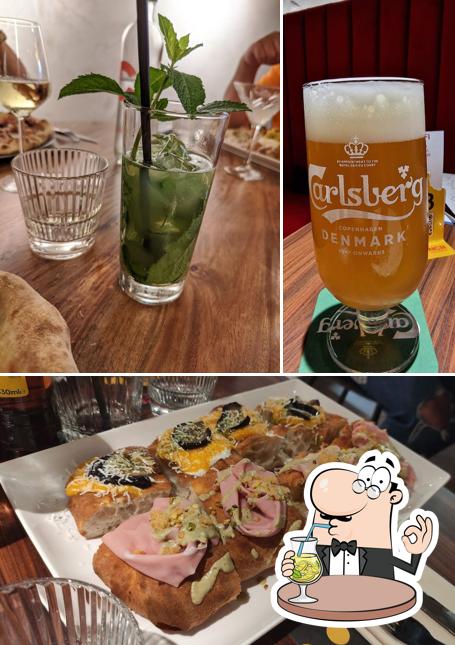 Guarda la foto che presenta la bevanda e cibo di Crunch Pizza