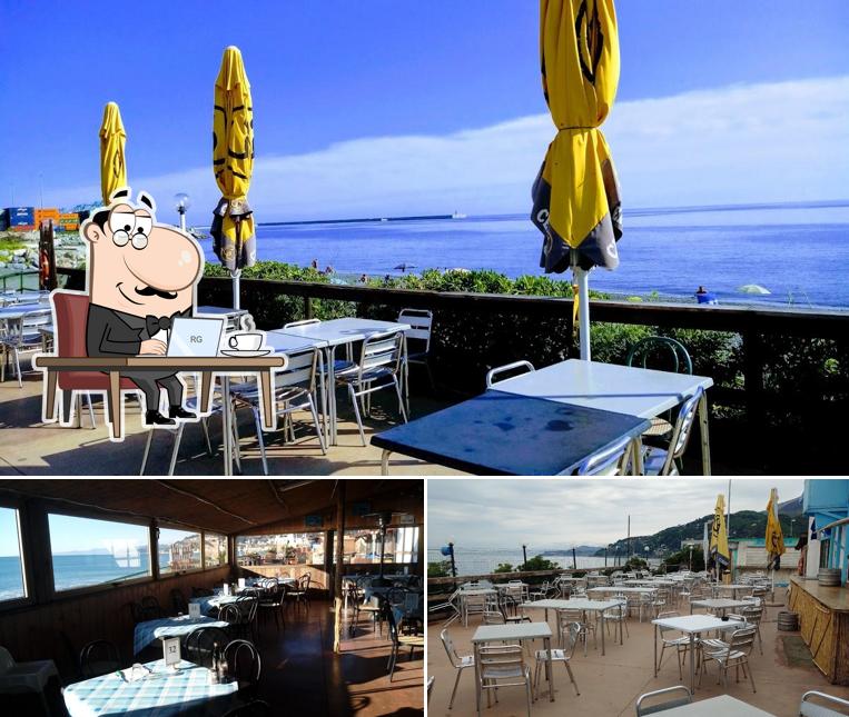 Siediti a un tavolo di Trattoria Pizzeria Utri Beach