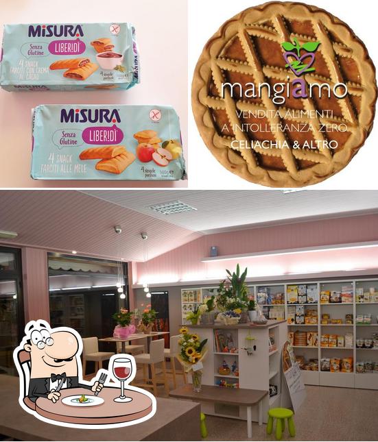 Questa è la immagine che mostra la cibo e interni di MangiAmo