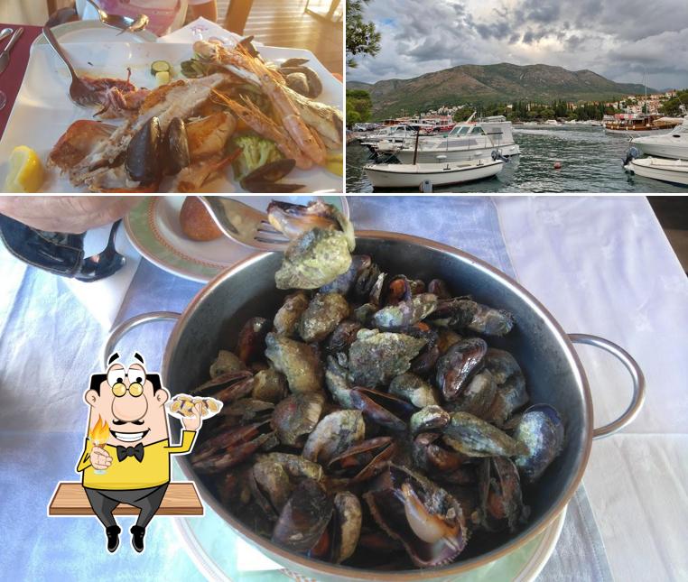 Ordina tra i molti pasti di mare disponibili a Konoba Kolona