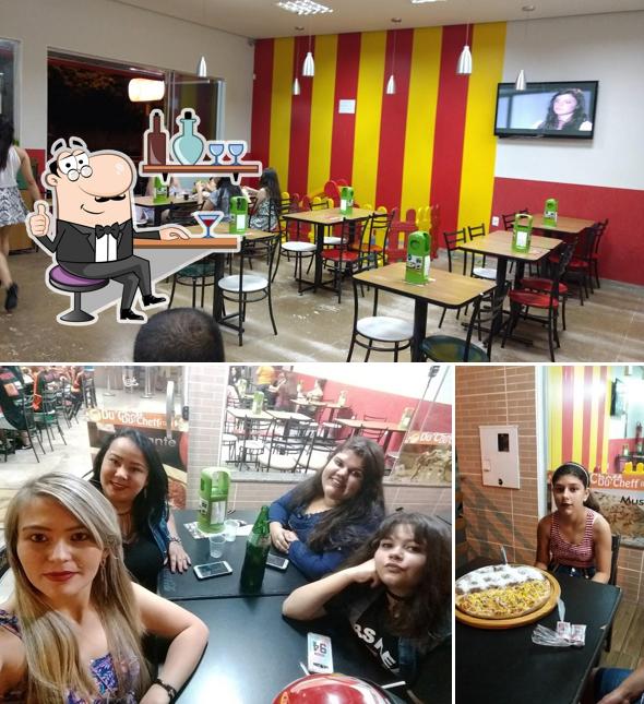 Sente em uma das mesas no Du'Cheff Pizzaria