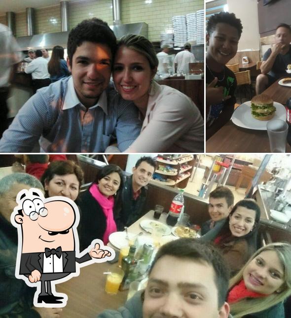Sente em uma das mesas no Padaria São João 1