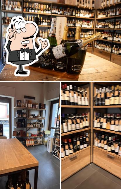Siediti a un tavolo di Enoteca MondoVino - Vendita di Vino, Spumanti e Distillati a Bra
