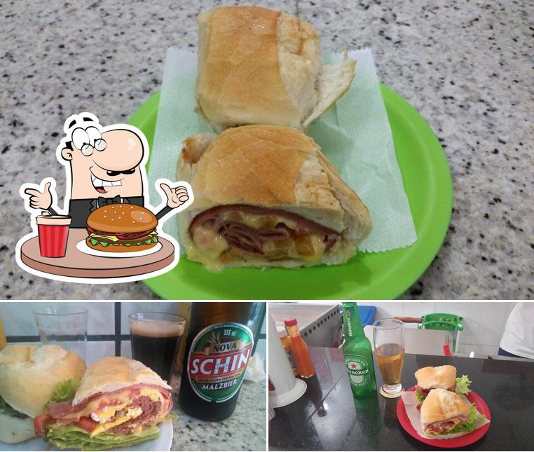 Deguste um dos hambúrgueres disponíveis no Burger & Mortadela