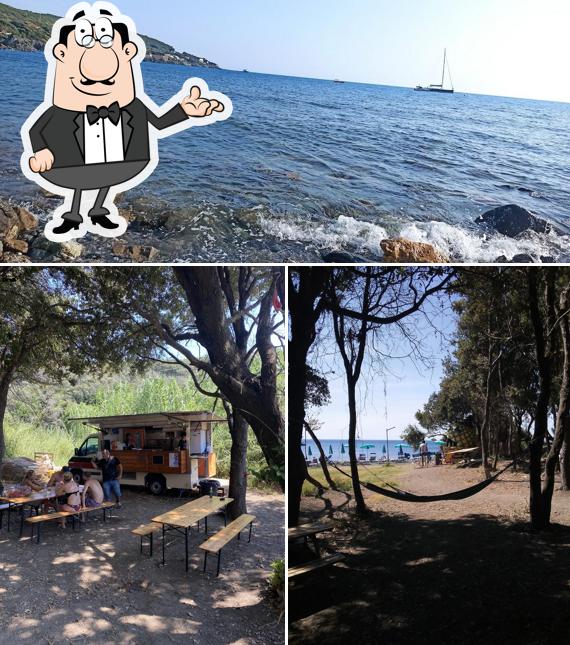 La foto della interni e cibo di arancio beach bar