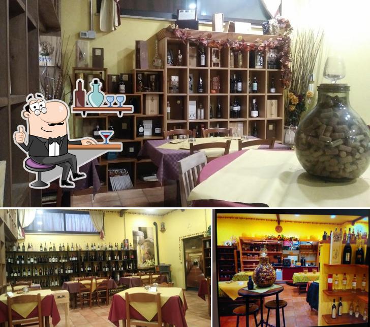 Gli interni di Enoteca Del Bricco