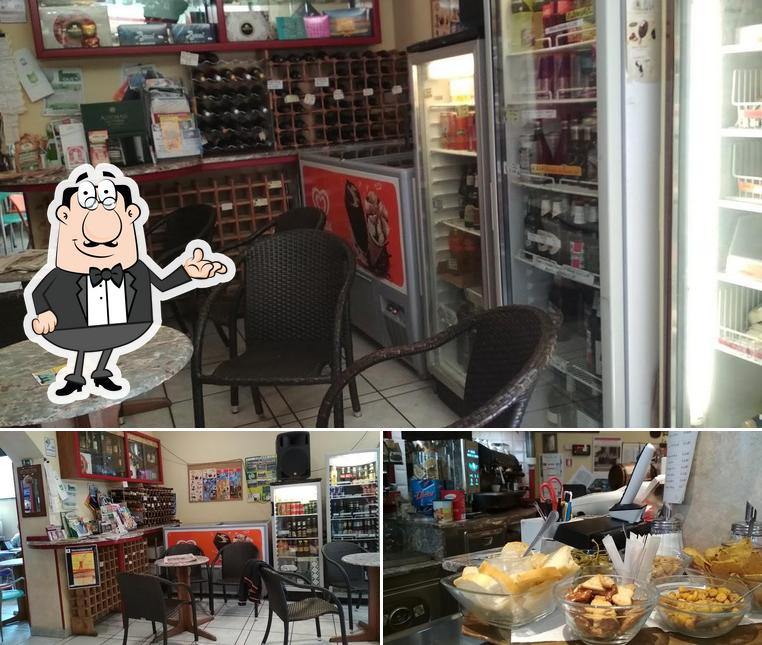 Guarda la foto che mostra la interni e cibo di bar italia