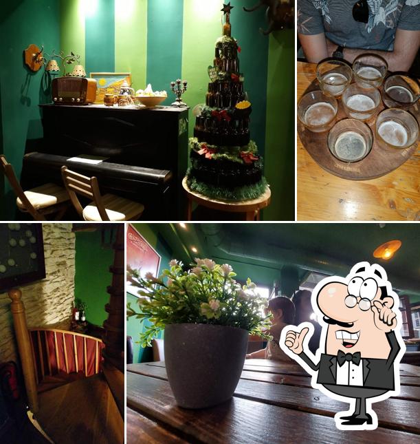 Siediti a un tavolo di Barbeerian - BBQ & Beer