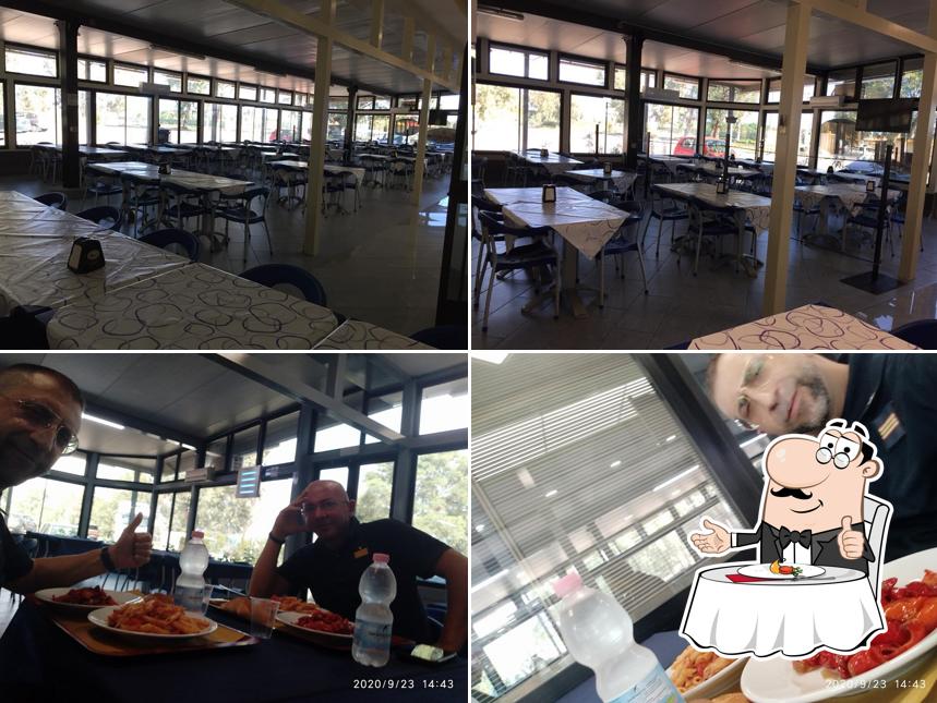 Questa è la foto che mostra la tavolo da pranzo e interni di Primosole Caffè