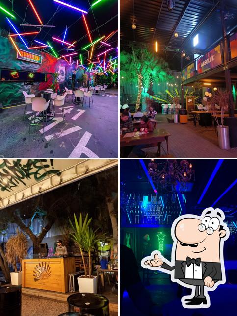 Sente em uma das mesas no 41 Brooklyn Bar