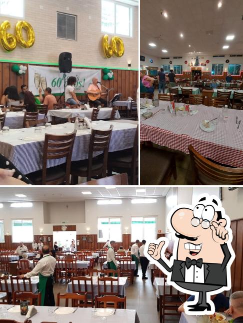 Sente em uma das mesas no Rosa's Churrascaria