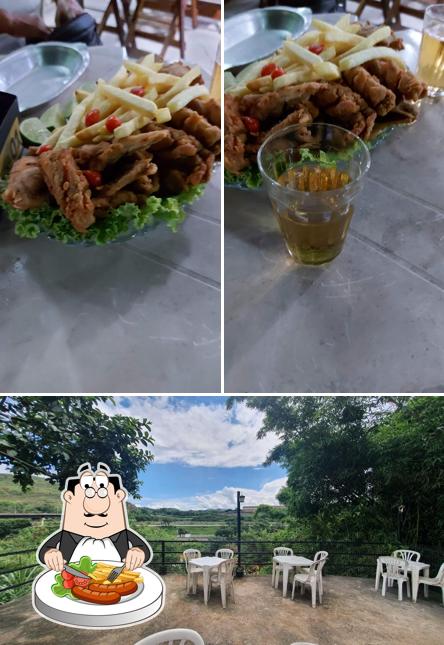 Confira a imagem mostrando comida e interior no DECK 13 BAR