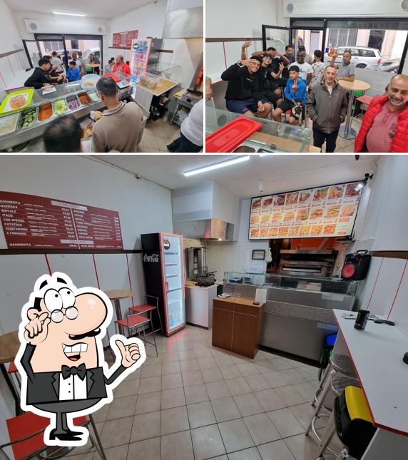 Dai un’occhiata alla foto che mostra la interni e esterno di Yum Pizza Kebab