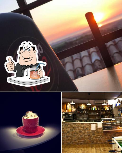 Questa è la foto che presenta la bevanda e dolce di En?gma cafè