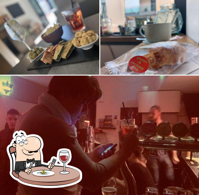 Tra le diverse cose da Bar la Piazzetta si possono trovare la cibo e bancone da bar