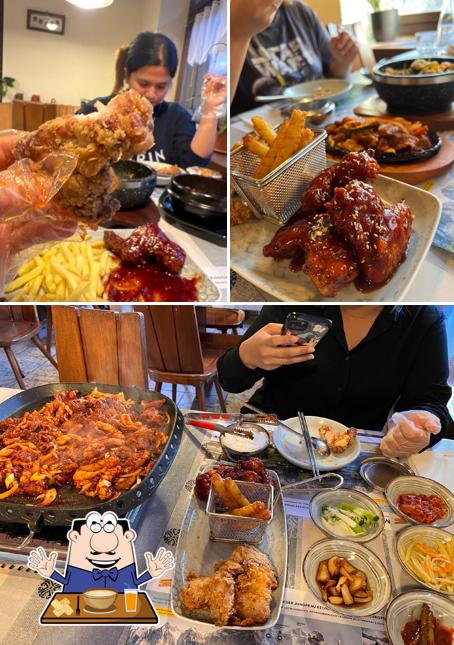 Guarda la foto che mostra la cibo e interni di restaurant troja
