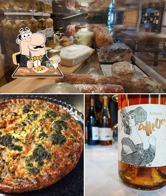 Tra le varie cose da VINERIA LA BOTTE • Vineria naturale con cucina tipica si possono trovare la cibo e birra