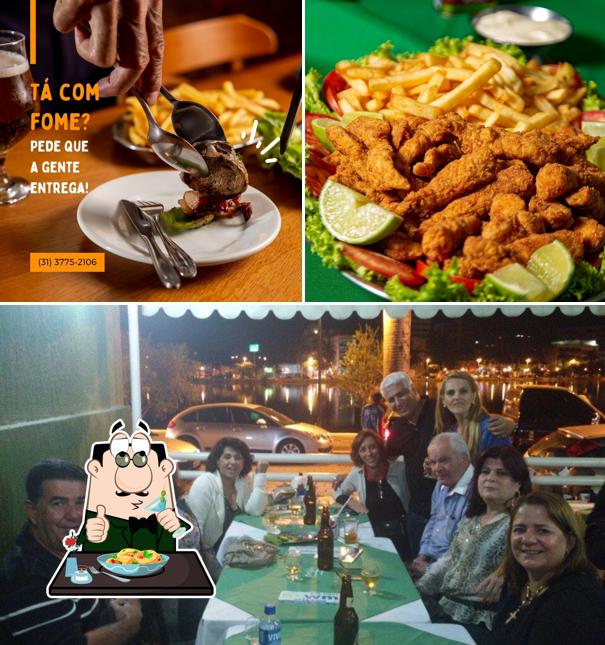 Entre diferentes coisas, comida e mesa de jantar podem ser encontrados no Grillus - Pizzaria e Restaurante em Sete Lagoas