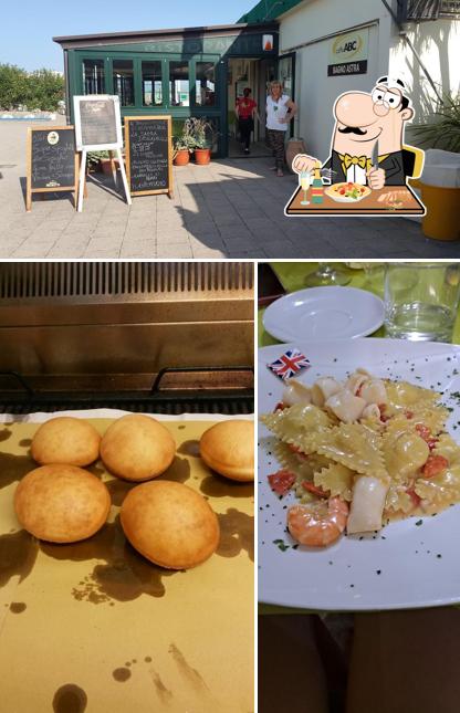 Questa è la foto che presenta la cibo e lavagna di Bagno Astra