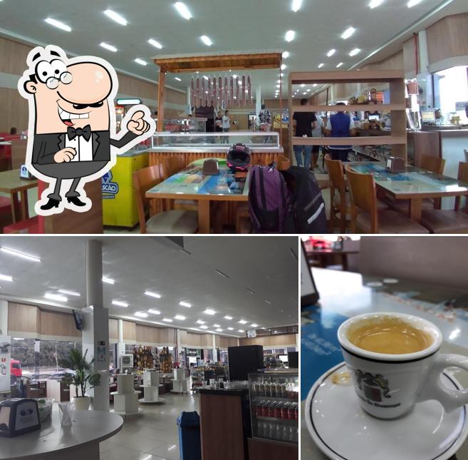 A interior e bebida do restaurante