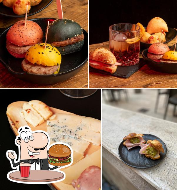 Ordina un hamburger a Odeon Mixology & Wine - Cocktail Bar a Benevento