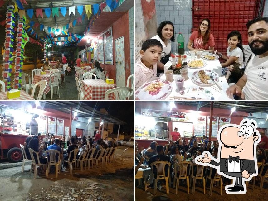 Sente em uma das mesas no Espetinho Do Joca