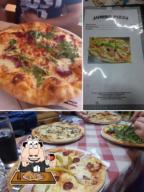 Ordina una pizza a Cafe Under Volt