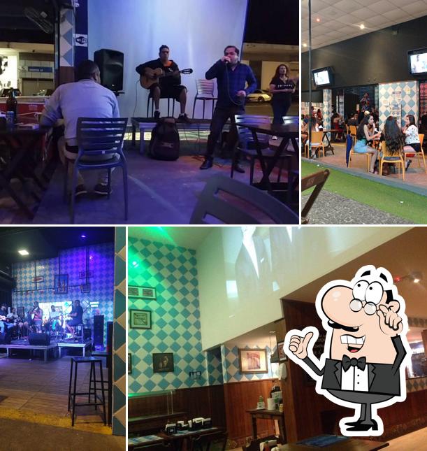 Sente em uma das mesas no Buteco da Boa