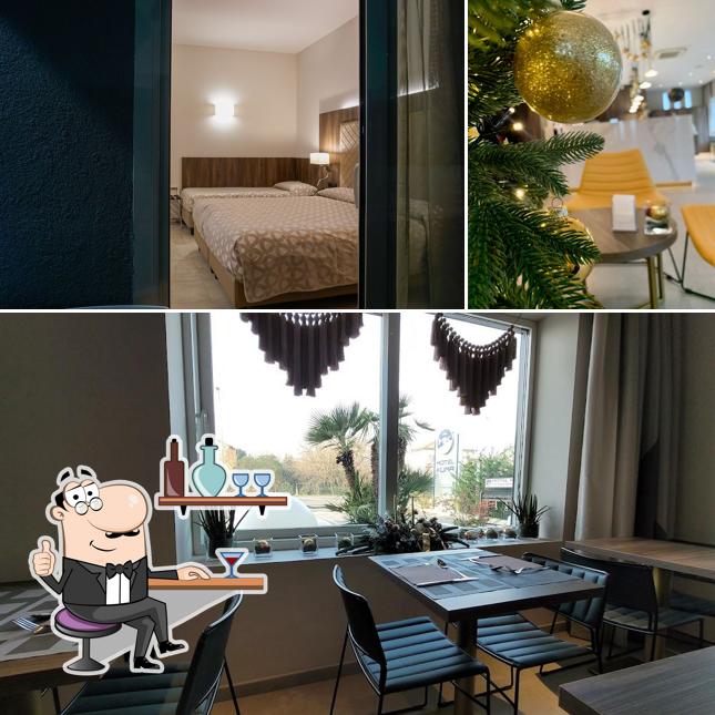 Siediti a un tavolo di Hotel Kuma & Lounge Bar