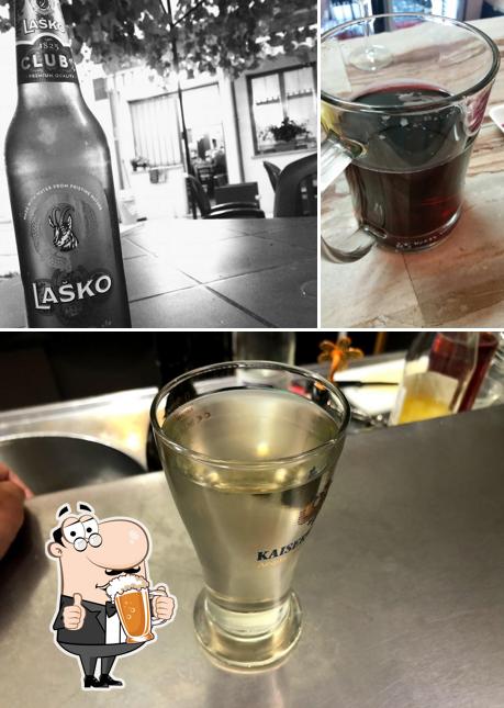 Puoi goderti un rinfrescante bicchiere di birra chiara o scura