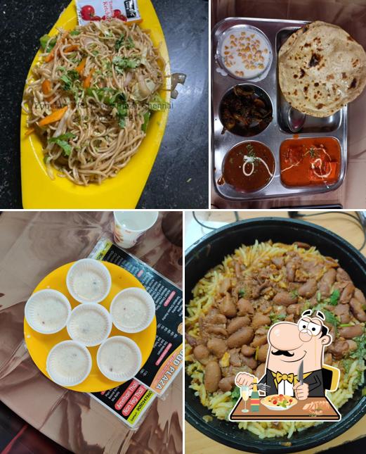 Pad thai at HR 05 Food Plaza